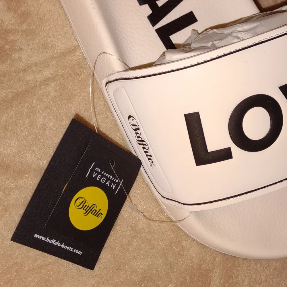 ๐ฃBUFFALO ๐ฎWhite Riley Slides "Love Life"footwear - Picture 11 of 15